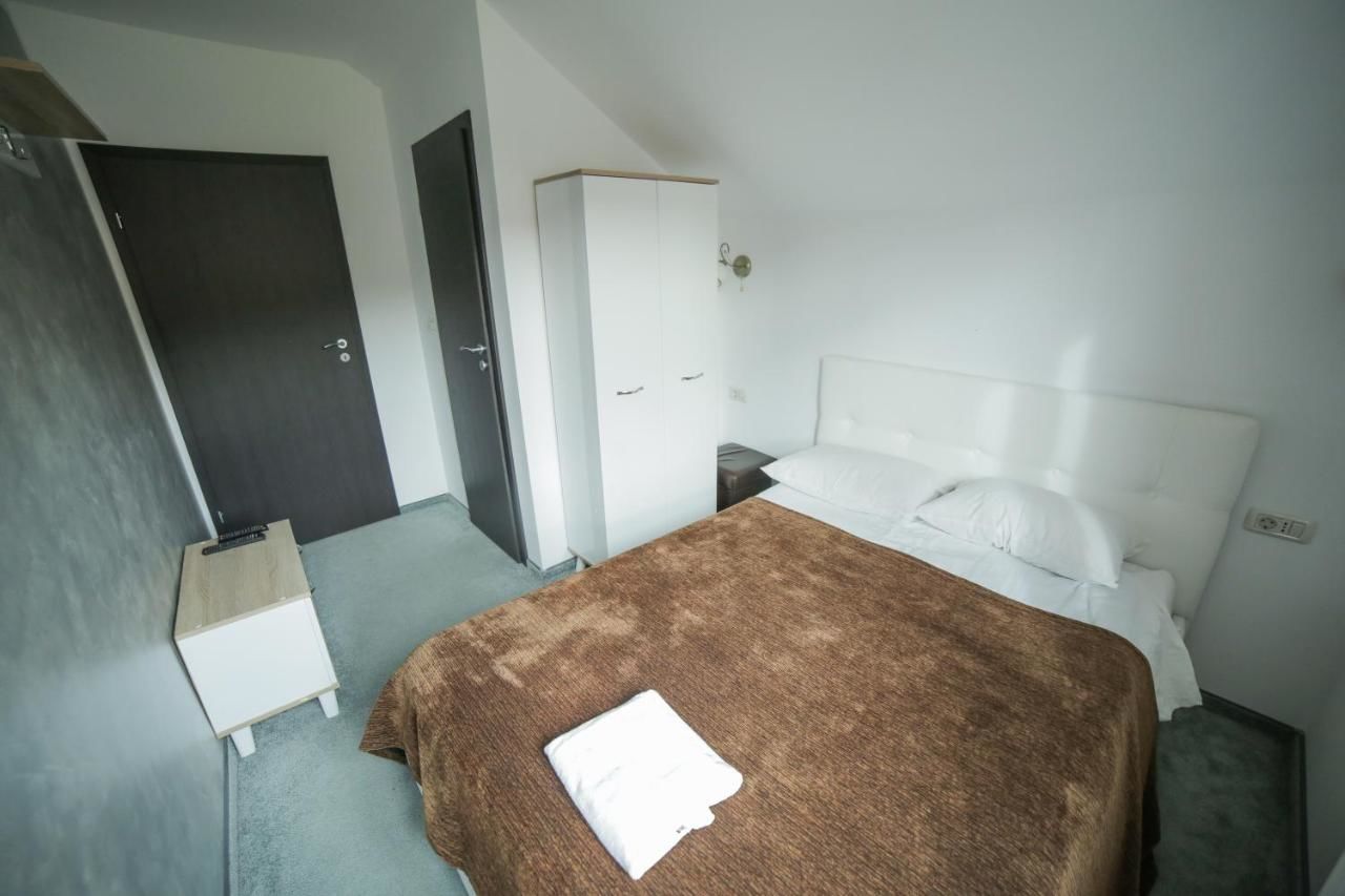 Отель Hotel Muntele Mic Borlova-16